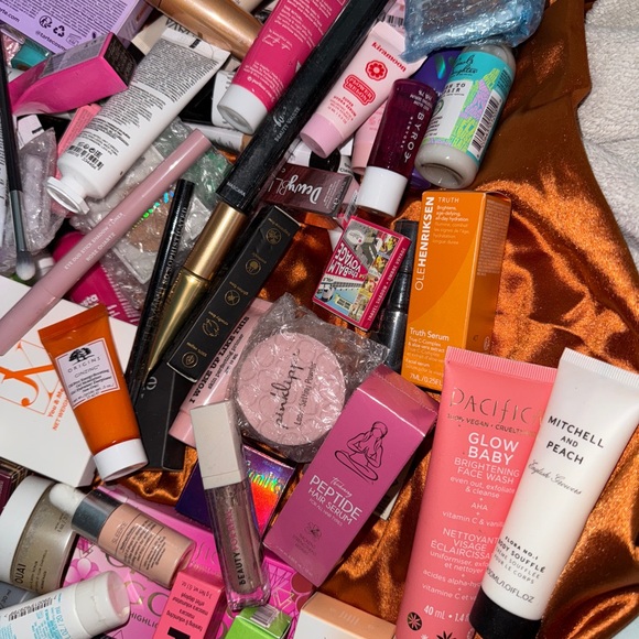 Mystery Boxes 10 Makeup, skincare, hair, nail, etc deluxe samples & full size - Picture 15 of 17